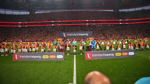 Derbi sonrası ortalık karıştı: Eleştiri oklarının hedefindeki isim için "Resmen takımı sattı" yorumu yapıldı