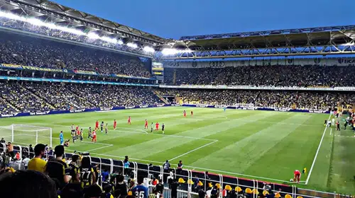 Fenerbahçe'den genç taraftarlara büyük jest: Tribünlerin kapısı onlara ücretsiz açılıyor