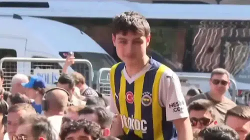 Şampiyonluk coşkusunda şaşırtan görüntü: Sarı-lacivert formayla kutlamalara katıldı